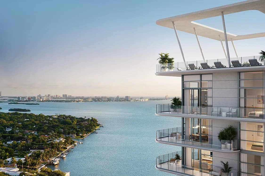 Vista panorámica desde ELLE en Edgewater hacia Biscayne Bay y el downtown de Miami
